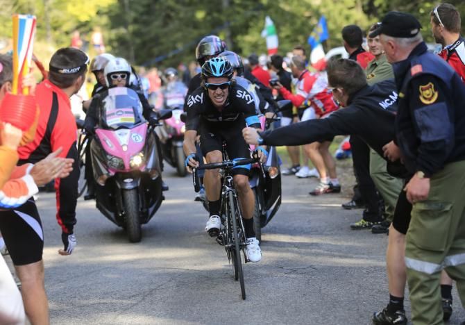 Rigoberto Uran (Sky) glides through the crowd