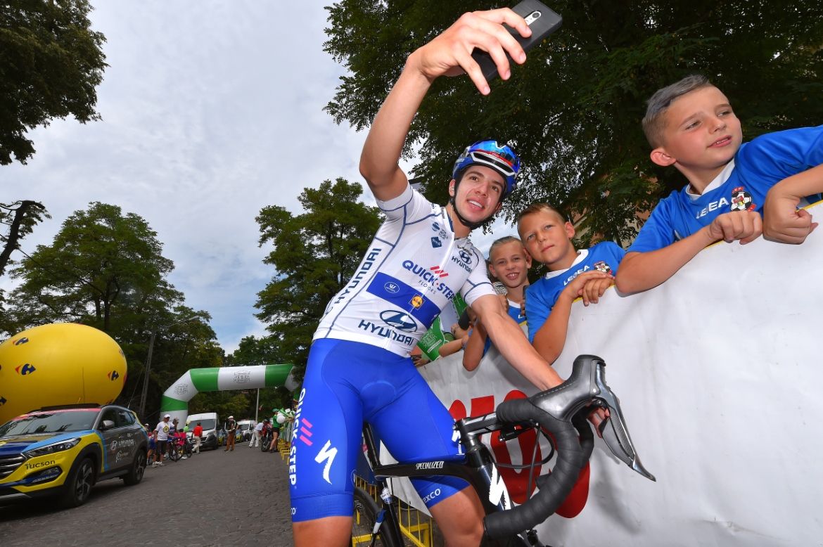 Alvaro Hodeg (Quick-Step Floors) takes a photo with a fan