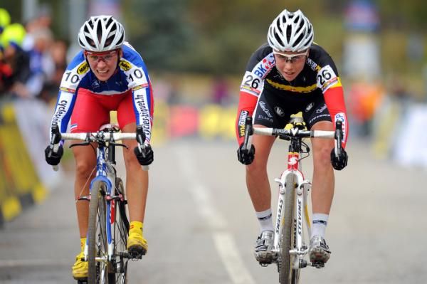 Belgian champion Sanne Cant (BKCP - Powerplus) outkicks Caroline Mani (Vienne Futuroscope) for eighth place.