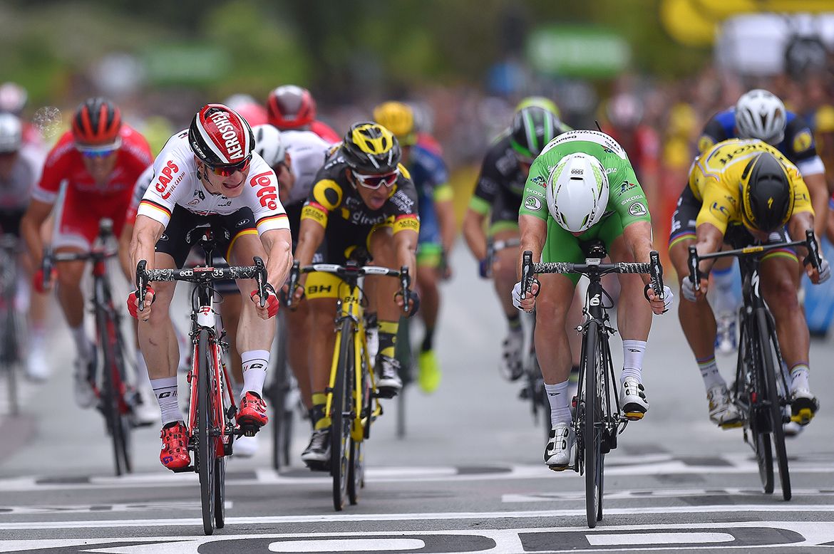Mark Cavendish (Dimension Data) makes a late charge to beat Andre Greipel (Lotto Soudal) on stage 3 of the Tour de France