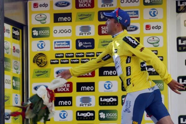 Manuel Cardoso tosses the winner's bouquet