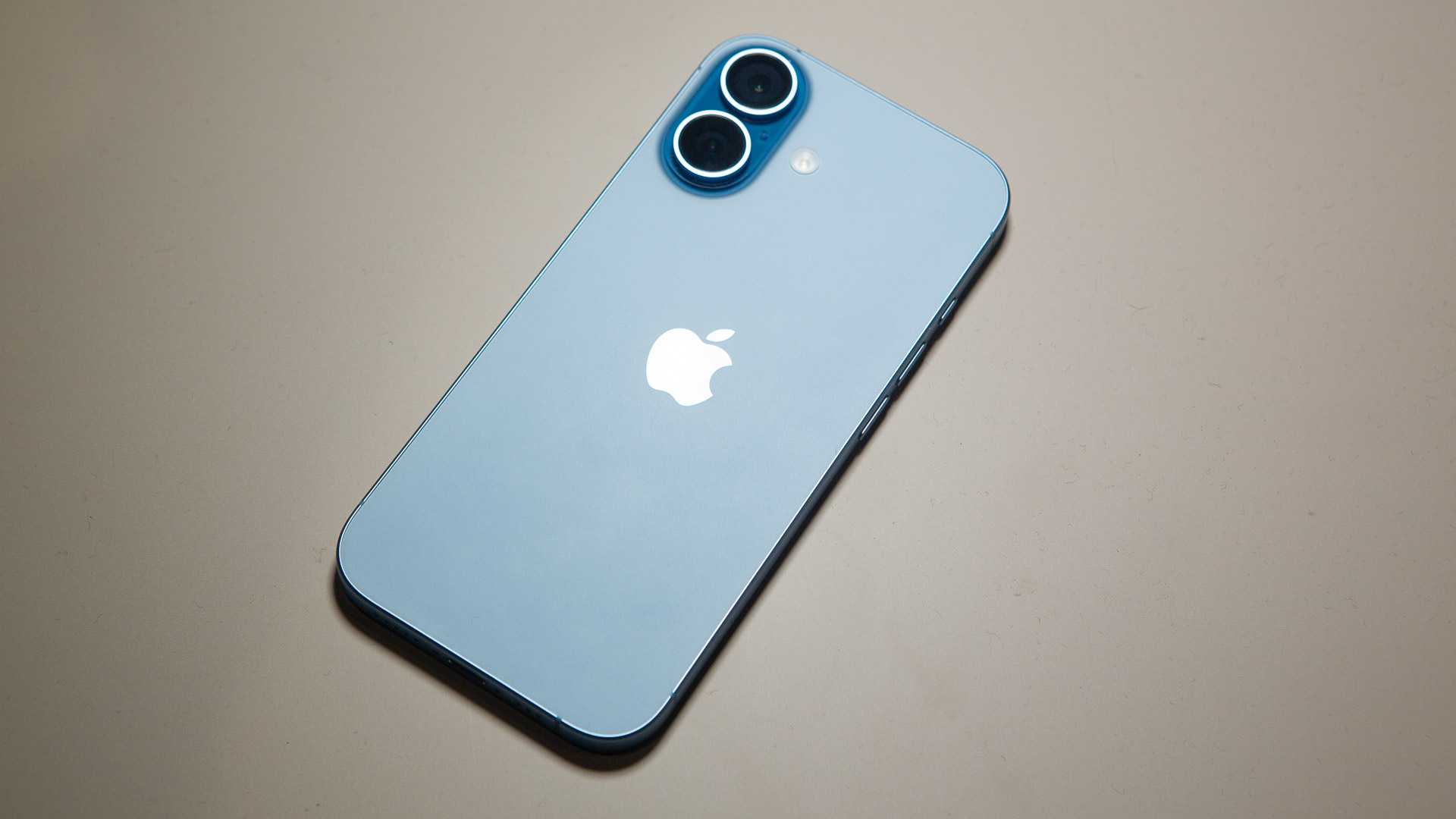 Apple iPhone 17 in Mist Blue