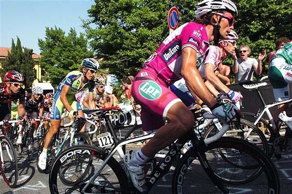 Danilo Di Luca (LPR Brakes) climbs well at the end to take a few second out of Levi Leipheimer (Astana).