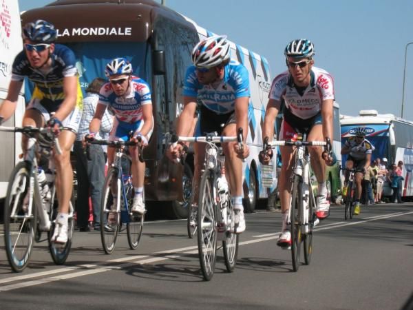 The early break goes over the Cauberg for the second time
