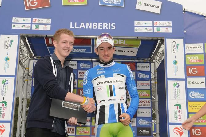 Elia Viviani gets the points jersey after stage 4
