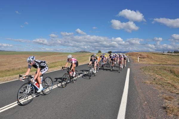 The elite women peloton leaves the mountains for the run down to Uriarra Crossing.