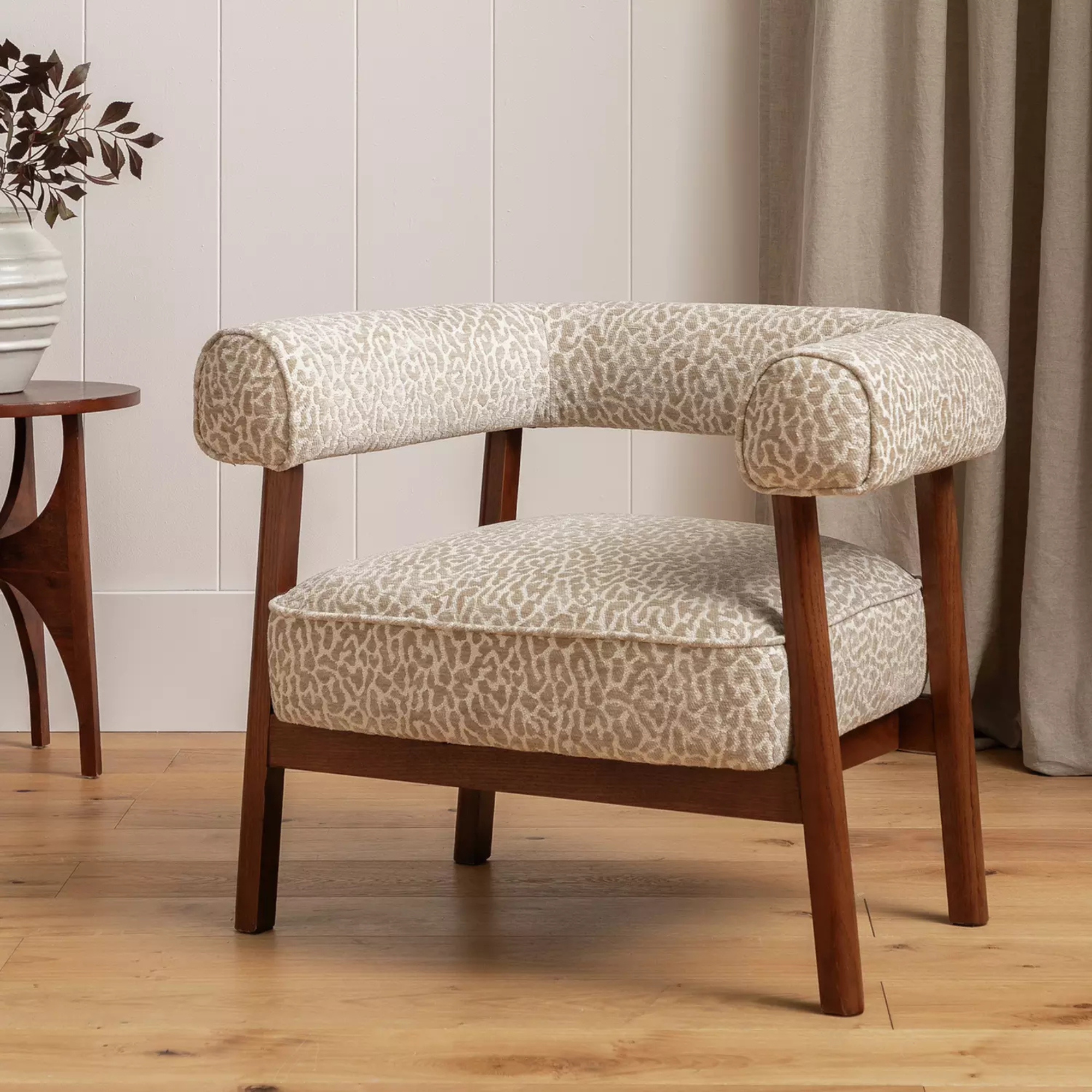 Elio Armchair in leopard print