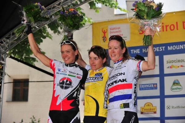 Women's podium: Pia Sundstedt (2nd), Erika Dicht (1st), Sally Bigham (3rd)