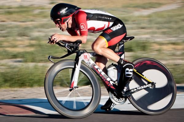 Levi Leipheimer (Radioshack) coming by at only 6" down on first place.