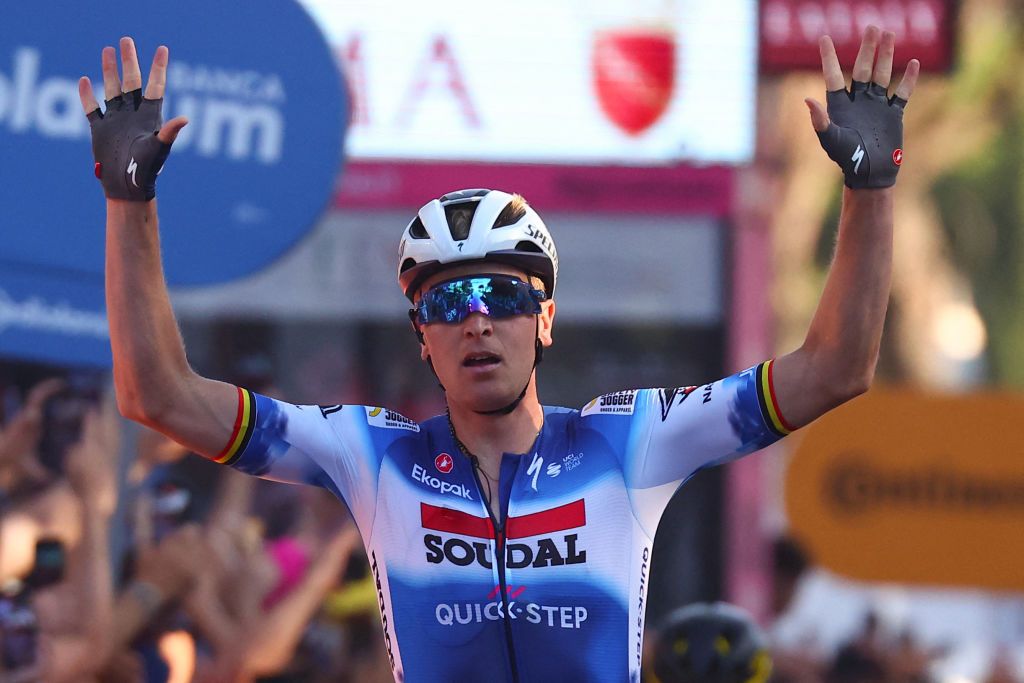 Team Soudal-Quick Step's Belgian rider Tim Merlier celebrates his stage victory as he cycles past the finish line to win the 21st and last stage of the 107th Giro d'Italia cycling race, 125km from Rome to Rome on May 26, 2024. (Photo by Luca Bettini / AFP)