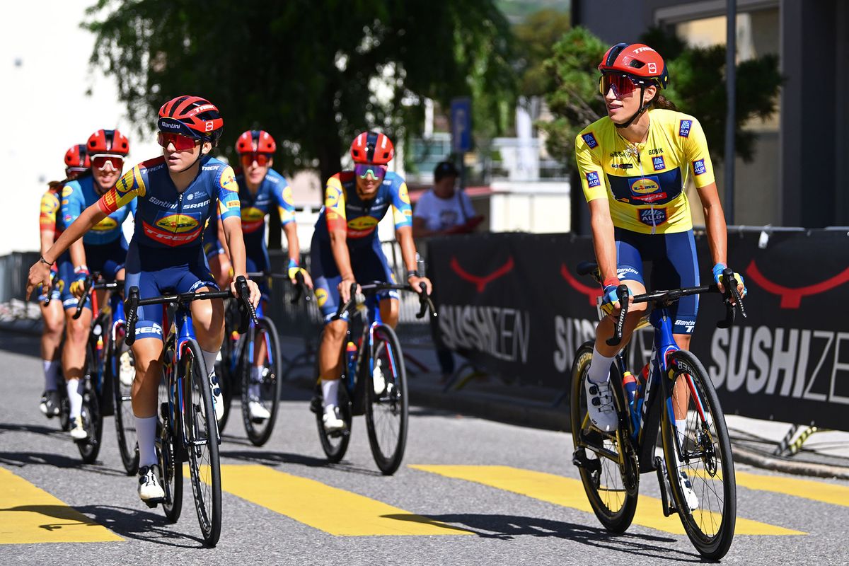 Race leader Elisa Balsamo arrives at the start of stage 2 with her Lidl-Trek teammates