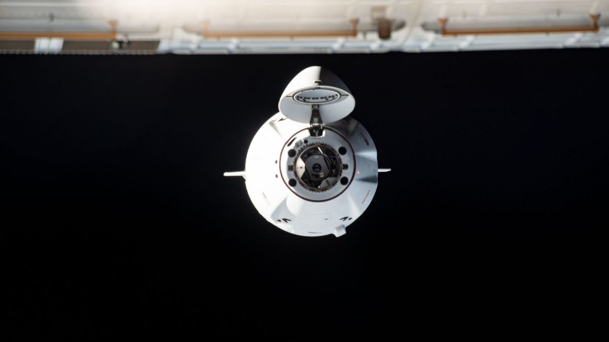 SpaceX Dragon bate două recorduri pe orbita navetei spațiale