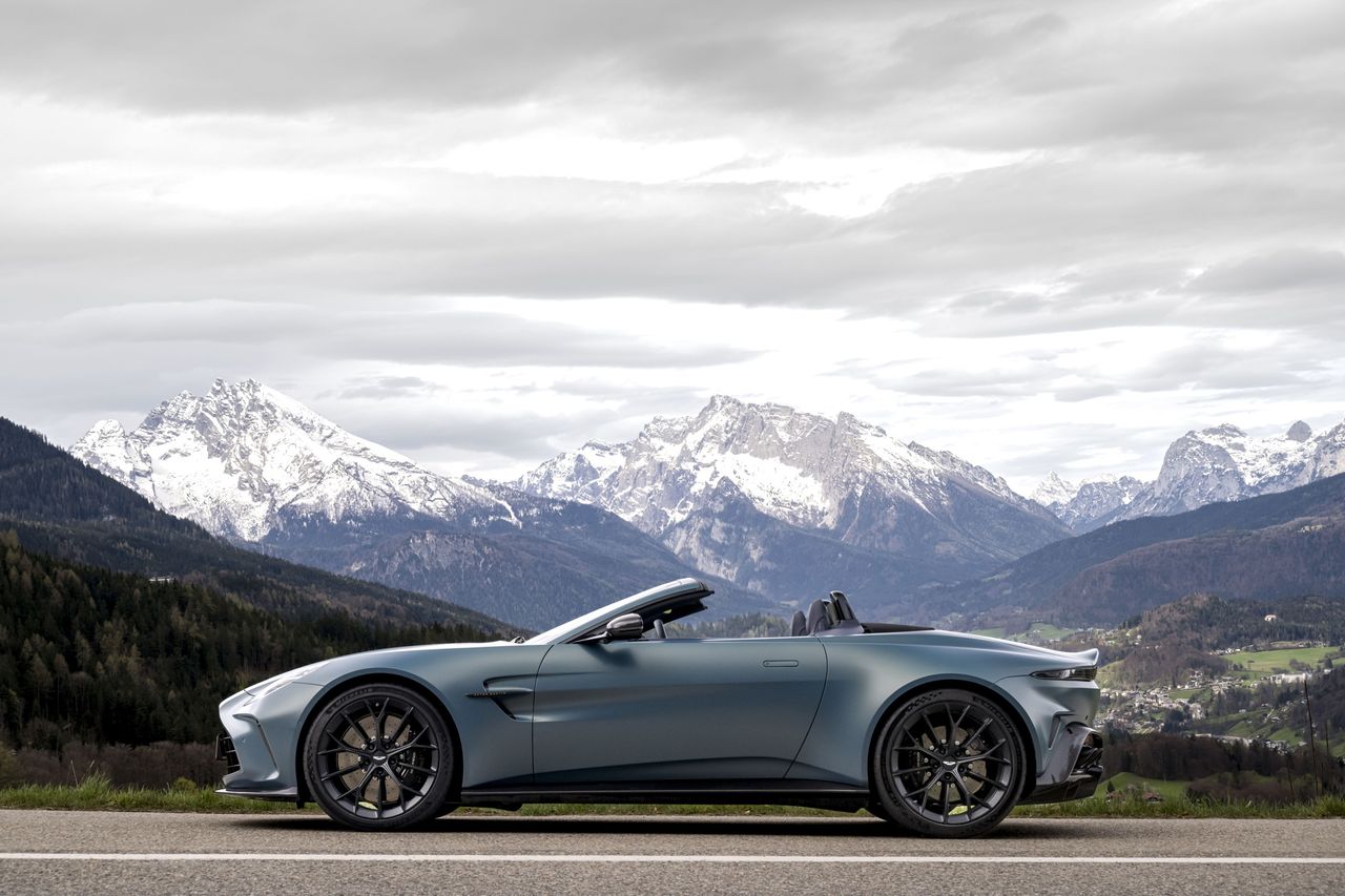 Images of the Aston Martin Vantage Roadster
