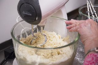 Best stand mixers: A woman uses a stand mixer to make cake mix