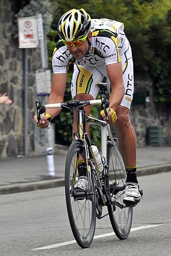 Hayden Roulston descends Hackthorne Rd.