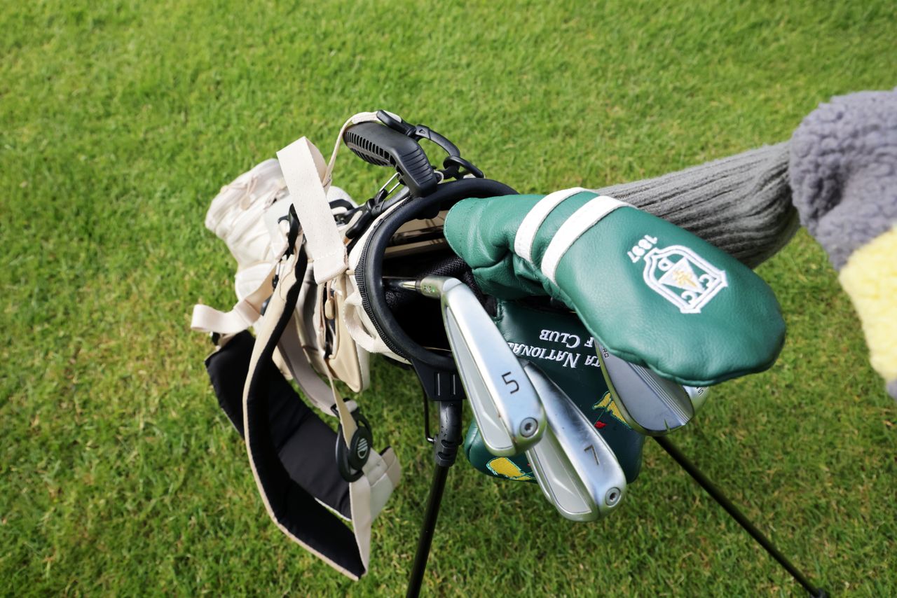 The 3-way divider on the Loma XL carries up to 8 clubs at a time