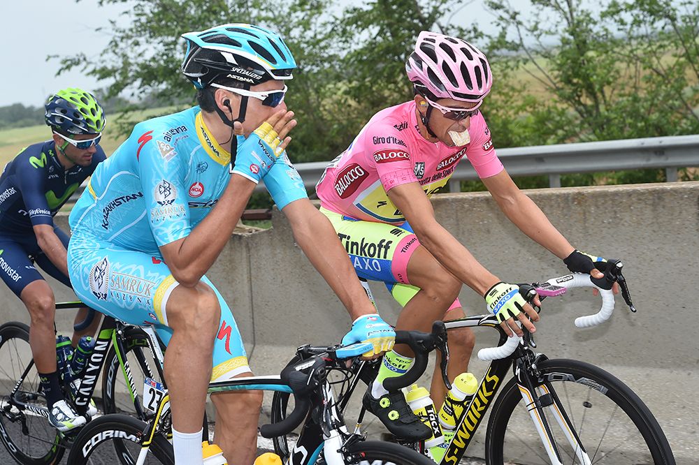 Alberto Contador started despite dislocating his collarbone