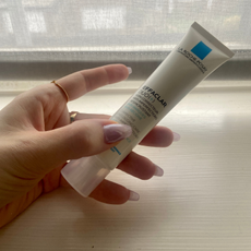 La Roche-Posay Effaclar Duo - picture of rebecca fearn holding the bottle of La Roche-Posay Effaclar Duo