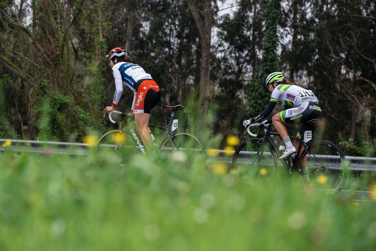 Jo&euml;lle Numainville (Cerv&eacute;lo Bigla) and Jessica Allen (Australia) - Emakumeen Bira 2016 Stage 4