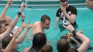 Herman Li soloing underwater, surrounded by fans