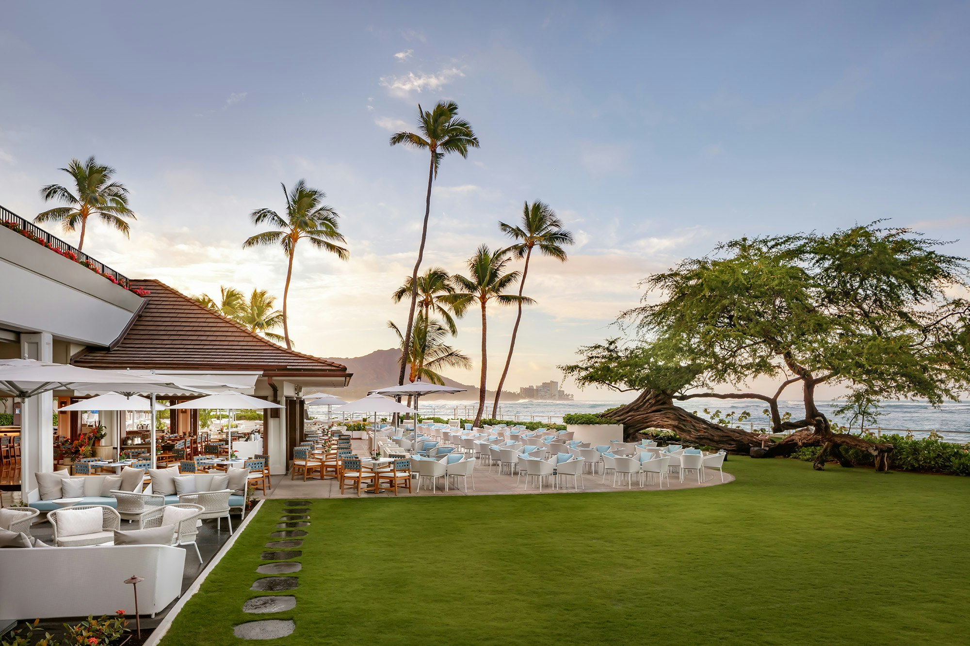 Exterior of the Halekulani hotel along the ocean
