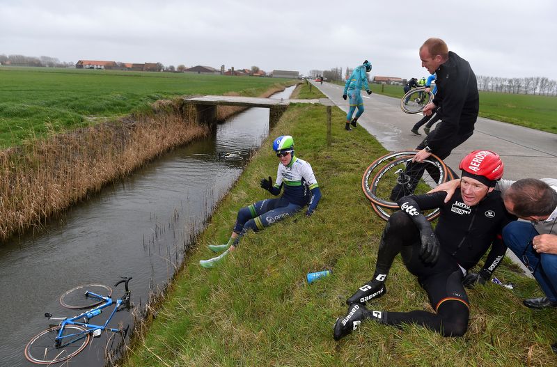 Luke Durbridge (Orica-GreenEdge) struggling to work out what happened