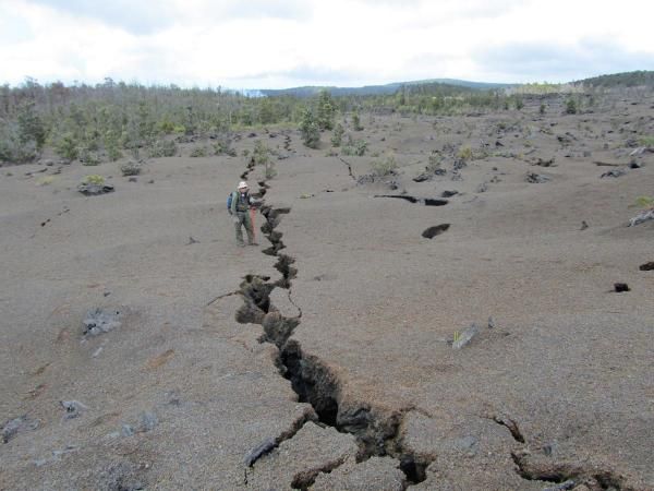 kamoamoa-fissure-geologist-110315-02