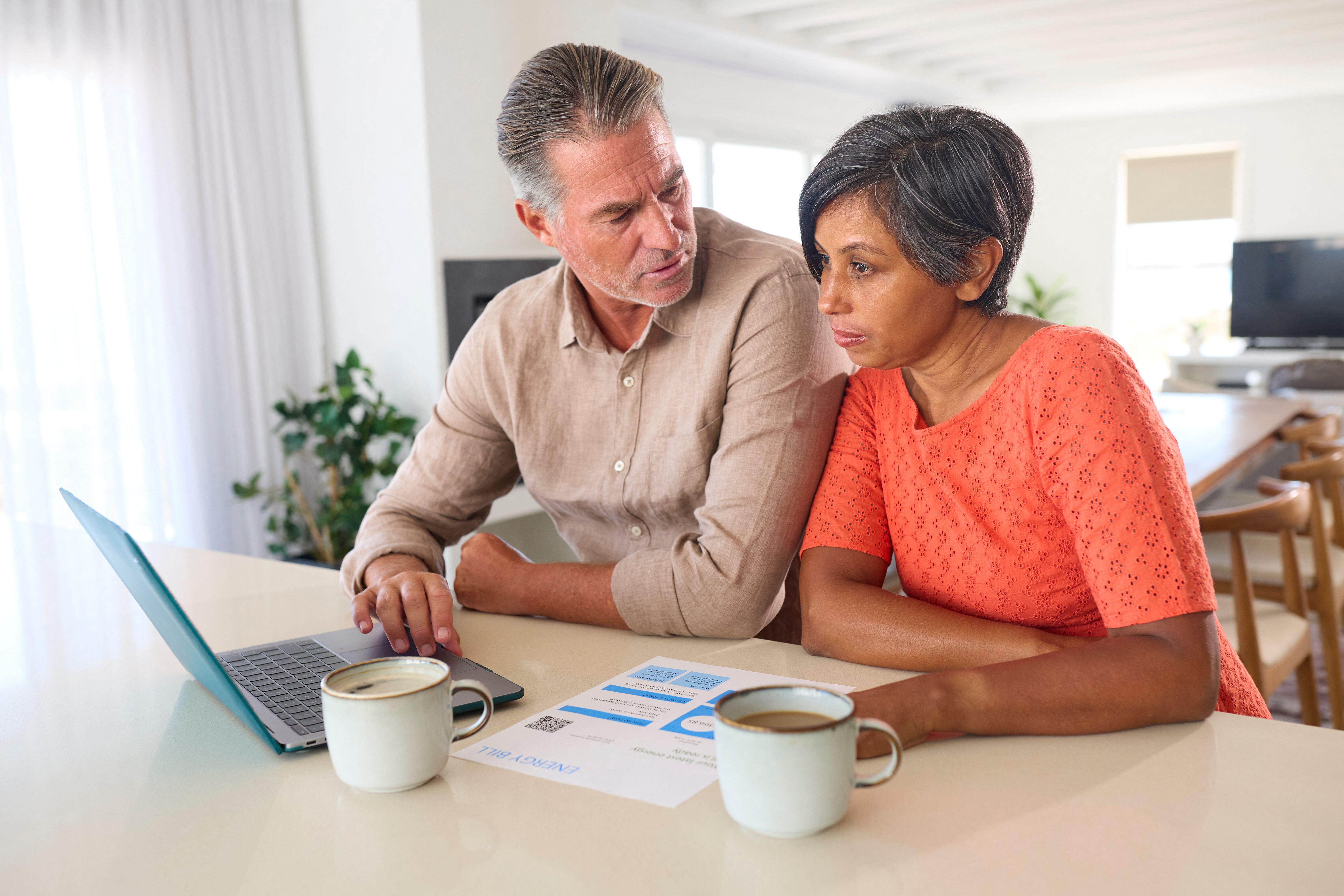 2X7T4D8 Mature Couple At Home Worried About Debt Bills And Rising Cost Of Living