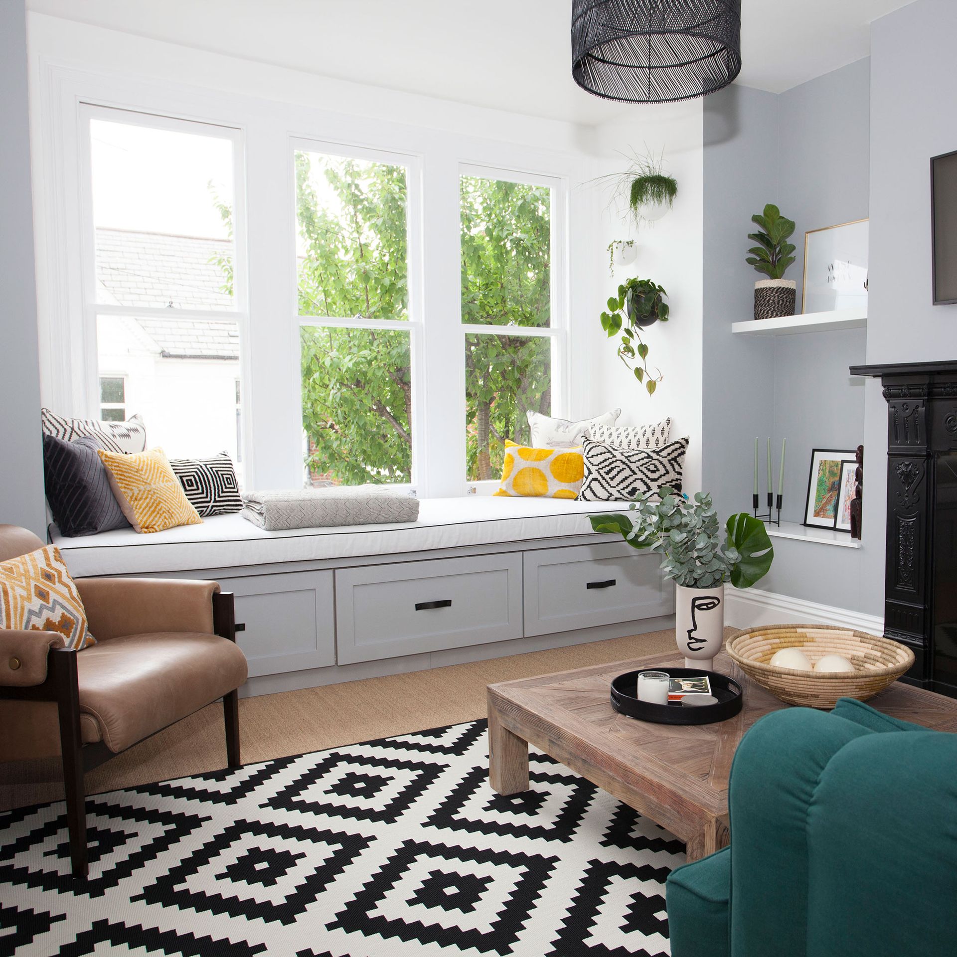 Living room with window seat and monochrome geometric rug
