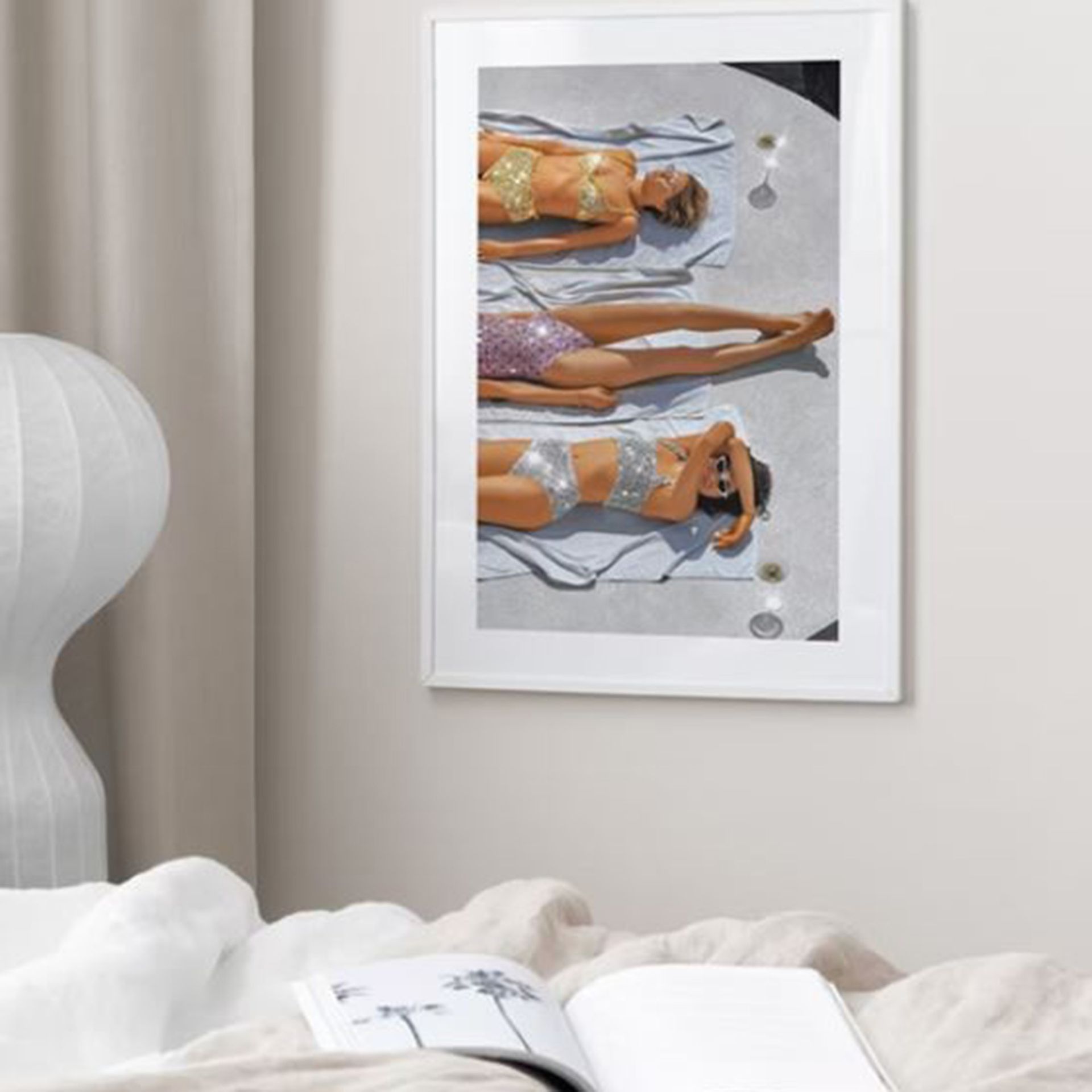 Poster Desenio Summer Time dengan wanita berbikini dan pakaian renang dengan payet