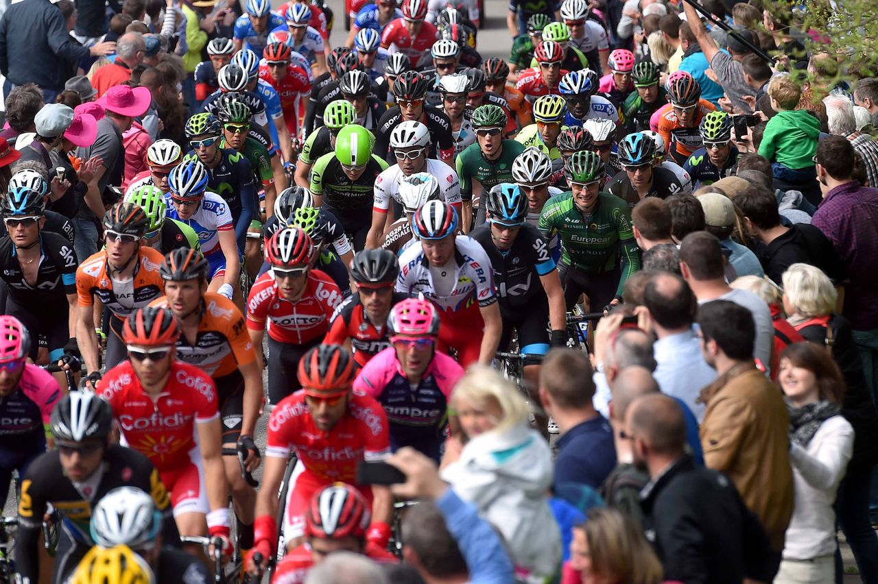 The peloton on the C&ocirc;te de Stockeu
