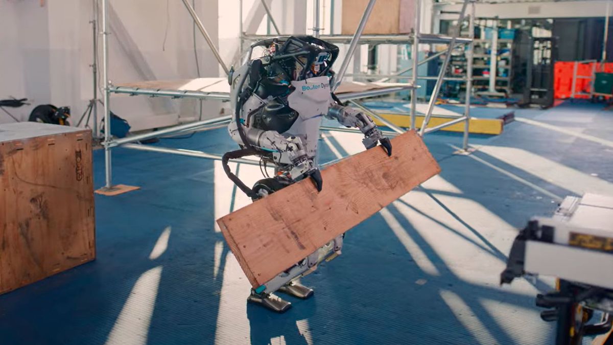 Tonton dan sedikit panik saat Boston Dynamics mengaktifkan dan menjalankan robot Atlas