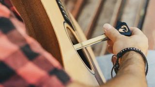 The Pickaso Guitar Bow is a mini-bow for acoustic guitar. It is double-sided with synthetic hairs and measures just over 6" and has an integrated guitar pick.