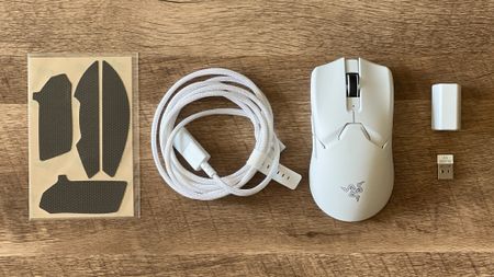 Razer Viper V2 Pro box contents