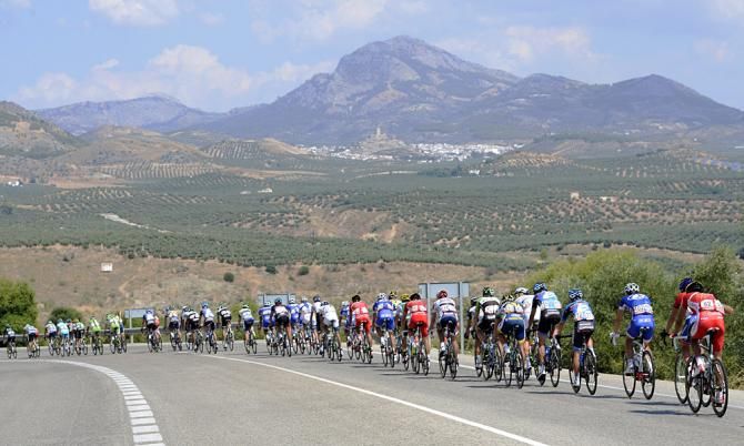 The race heads into the mountains.