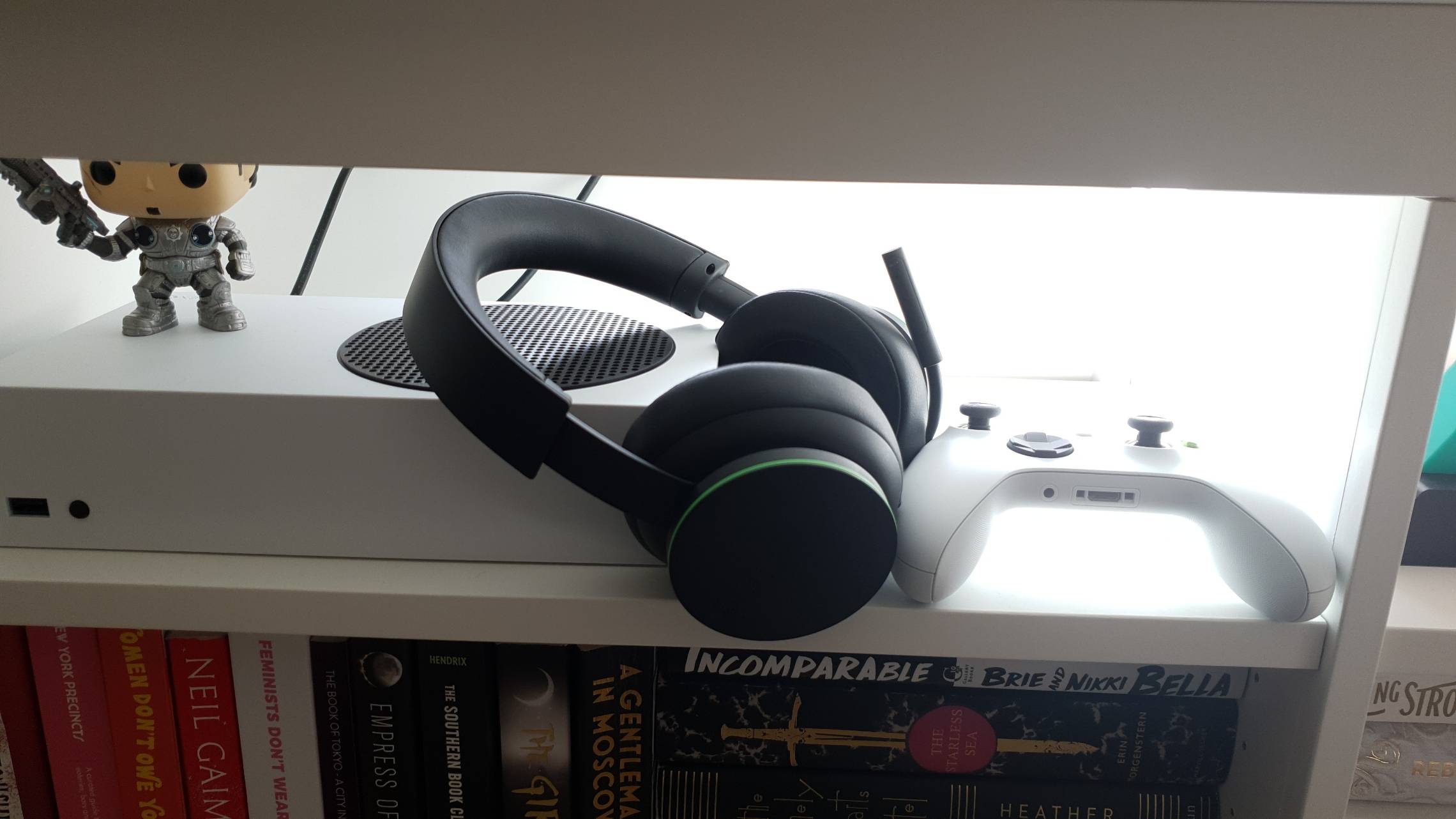 Xbox Wireless Headset with console
