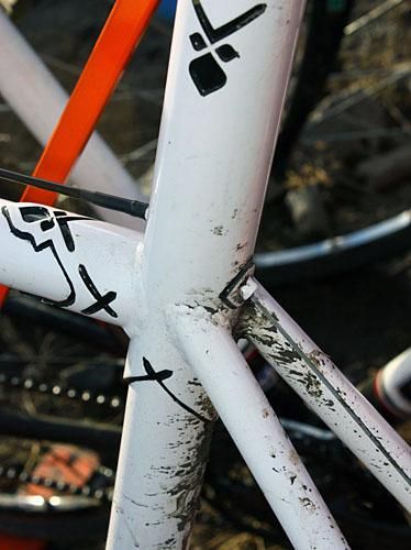 The rear brake cable is fed straight through the extended seat tube.