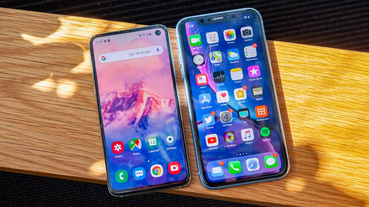 Galaxy s24 vs iphone 15. Galaxy s10e vs iphone XR. Samsung Galaxy s10e. S10e vs XR iphone. Samsung Galaxy s10e iphone x.
