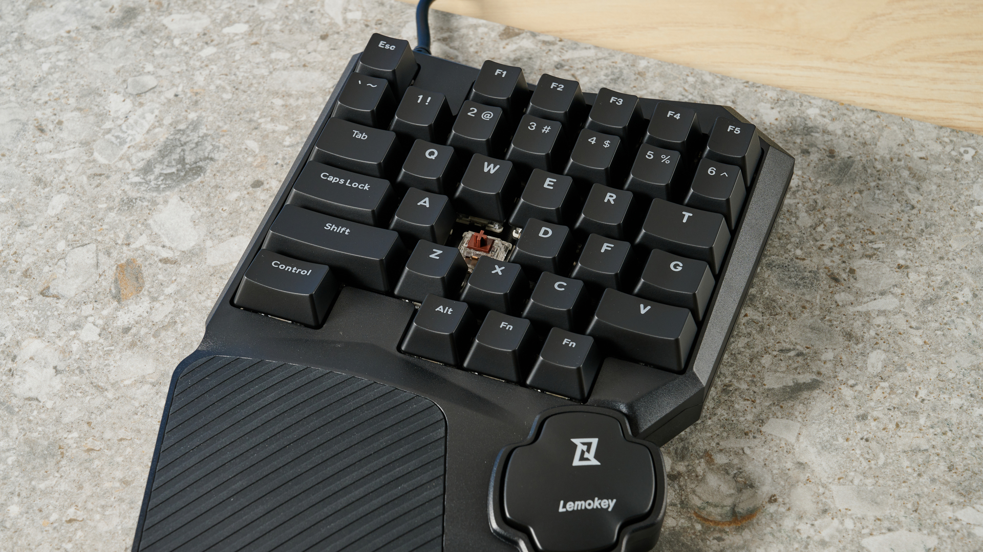 Photo of the Lemokey X0 gaming keypad