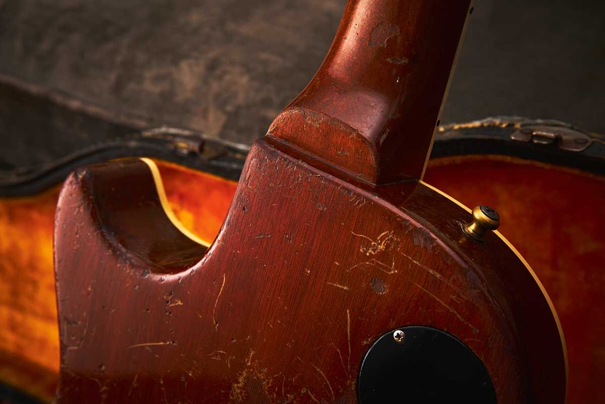 The neck is slim, as compared with those found on many 1959 Les Pauls, but such outliers are not without precedent and do turn up from time to time, as George Gruhn explained to Steve Clarke.