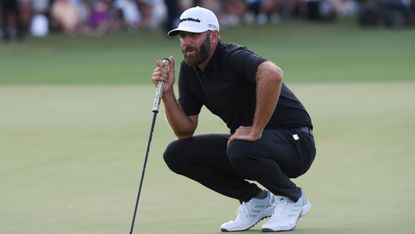 Dustin johnson lines up a putt