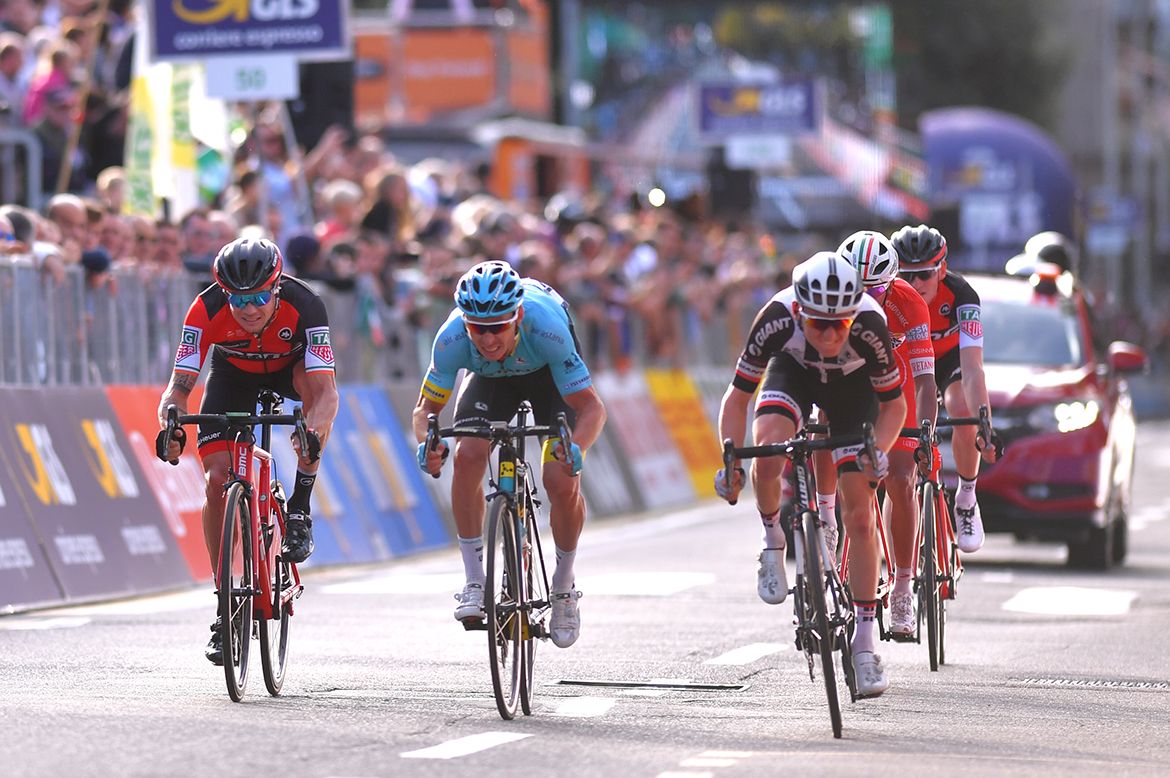 Nicolas Roche (BMC) sprints from the chasing group against Sergei Chernetski