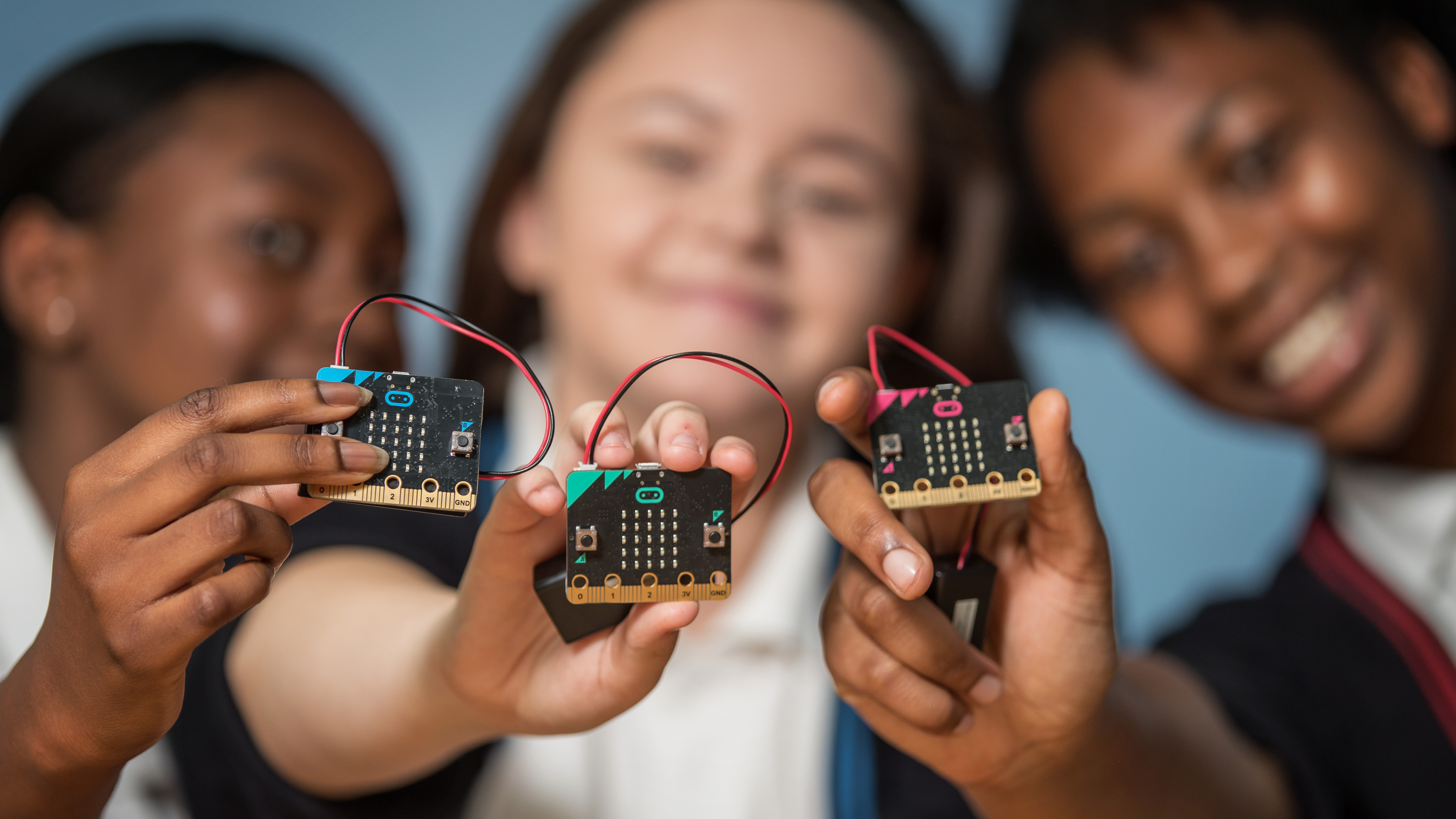 Tre barn med hver sin microbit