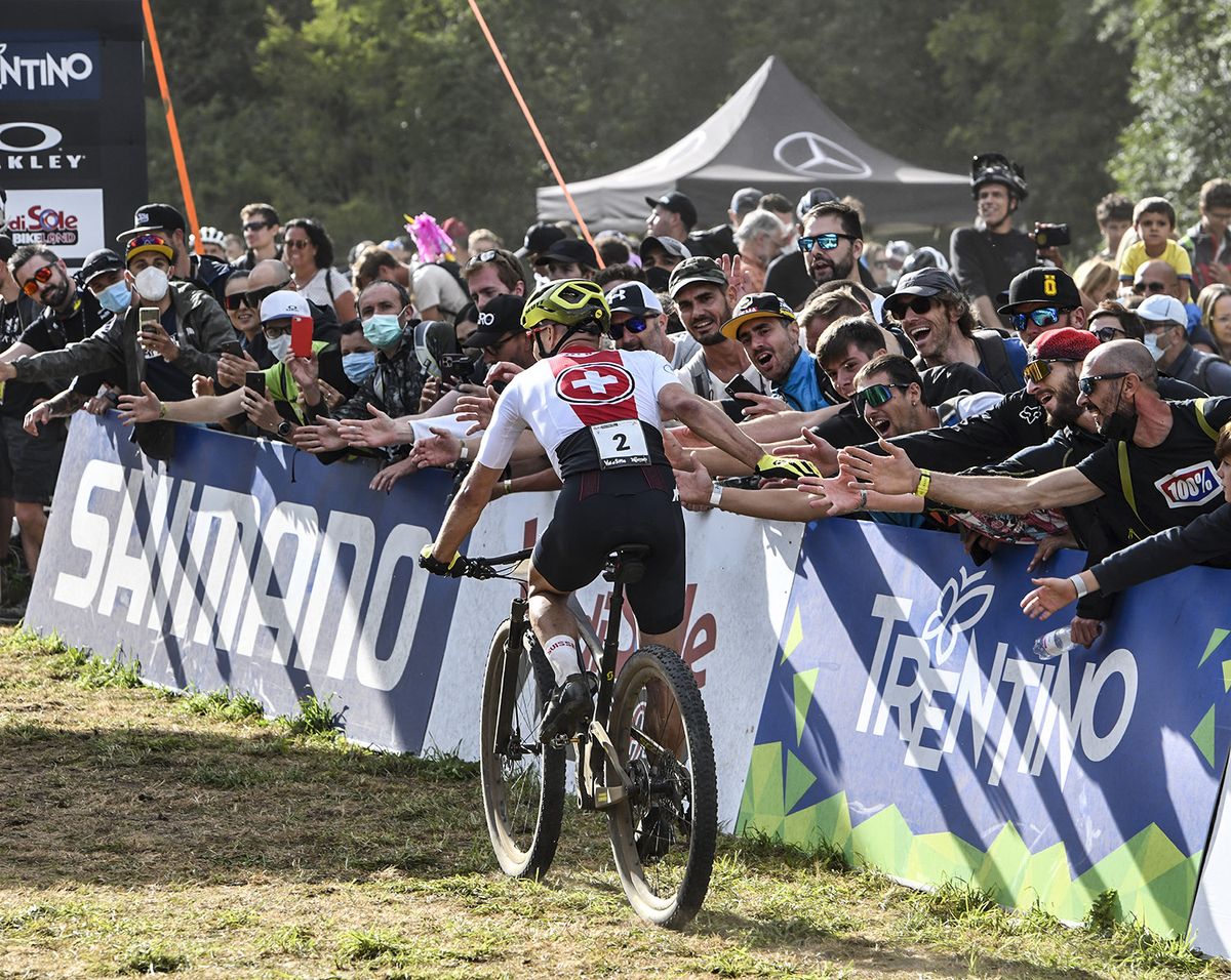 Nino Schurter greets the fans