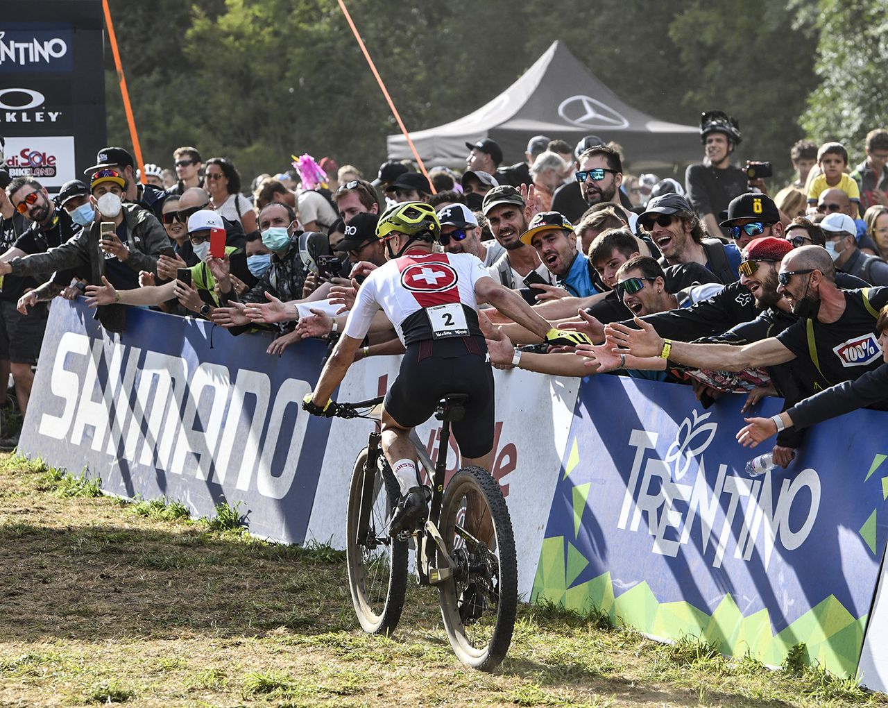 Nino Schurter greets the fans