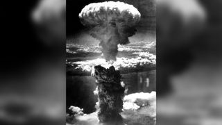 Здесь грибовидное облако, образовавшееся после взрыва ядерной бомбы над Нагасаки, Япония, 8 августа 1945 года.