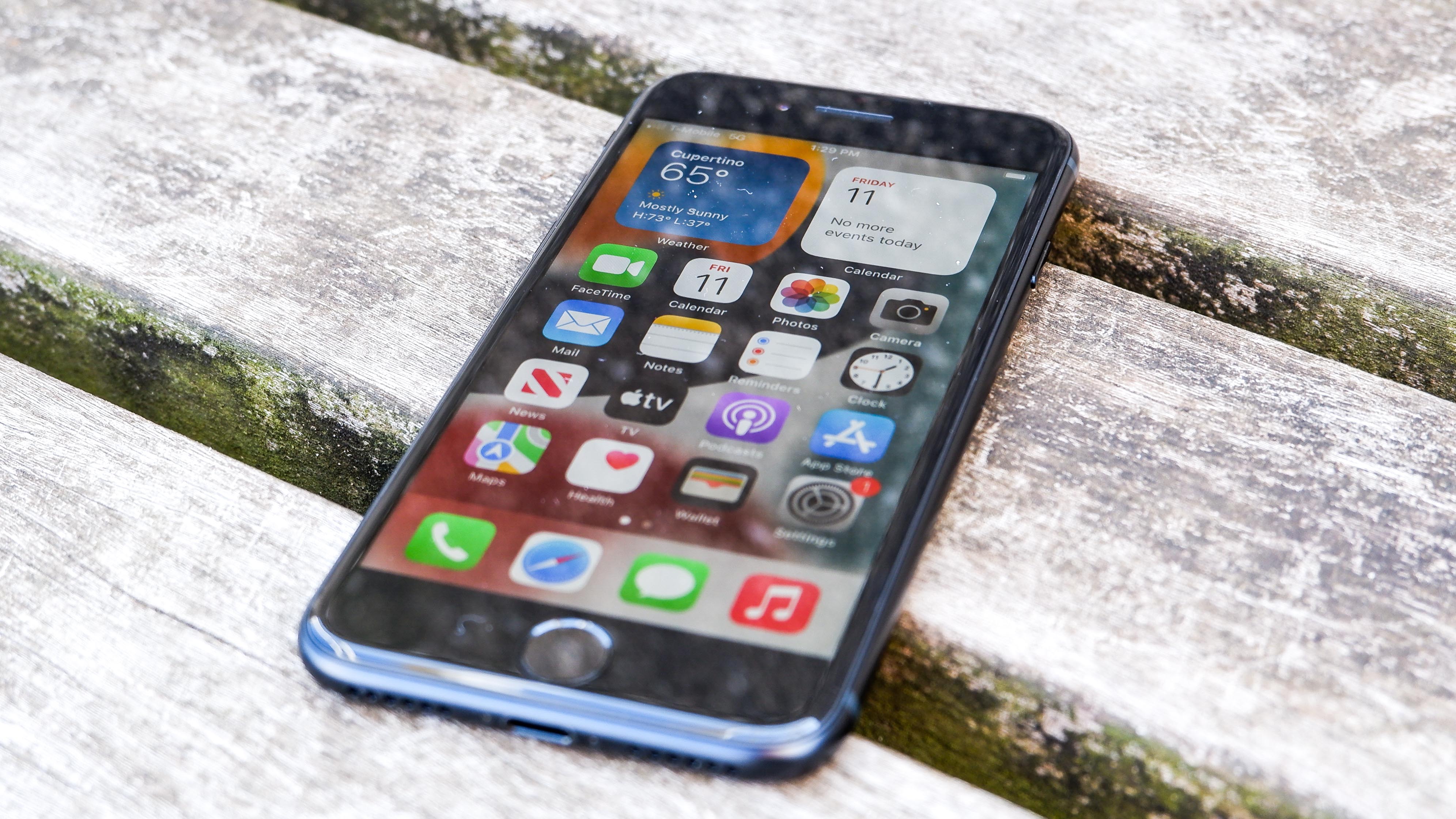best unlocked phones iPhone SE 2022 home screen front