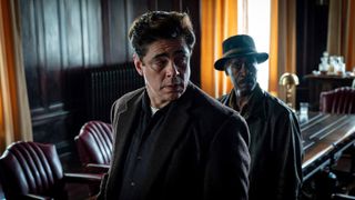 Don Cheadle og Benicio Del Toro i en scene fra No Sudden Move