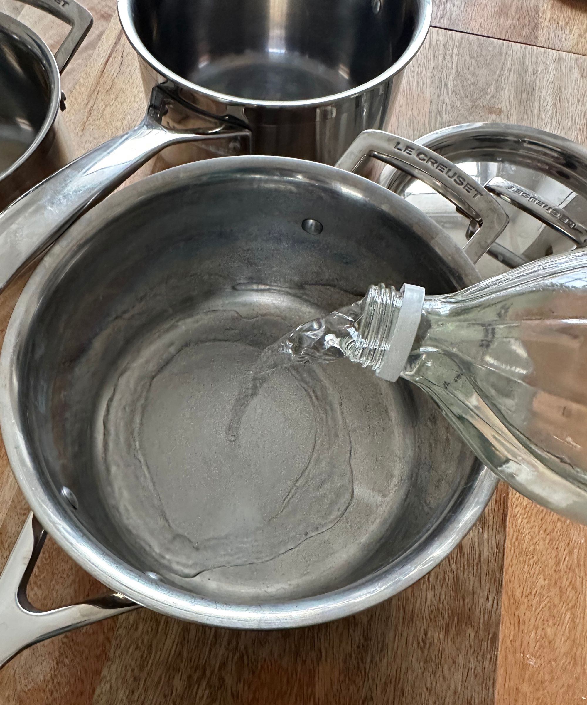 How to clean stainless steel pans with vinegar