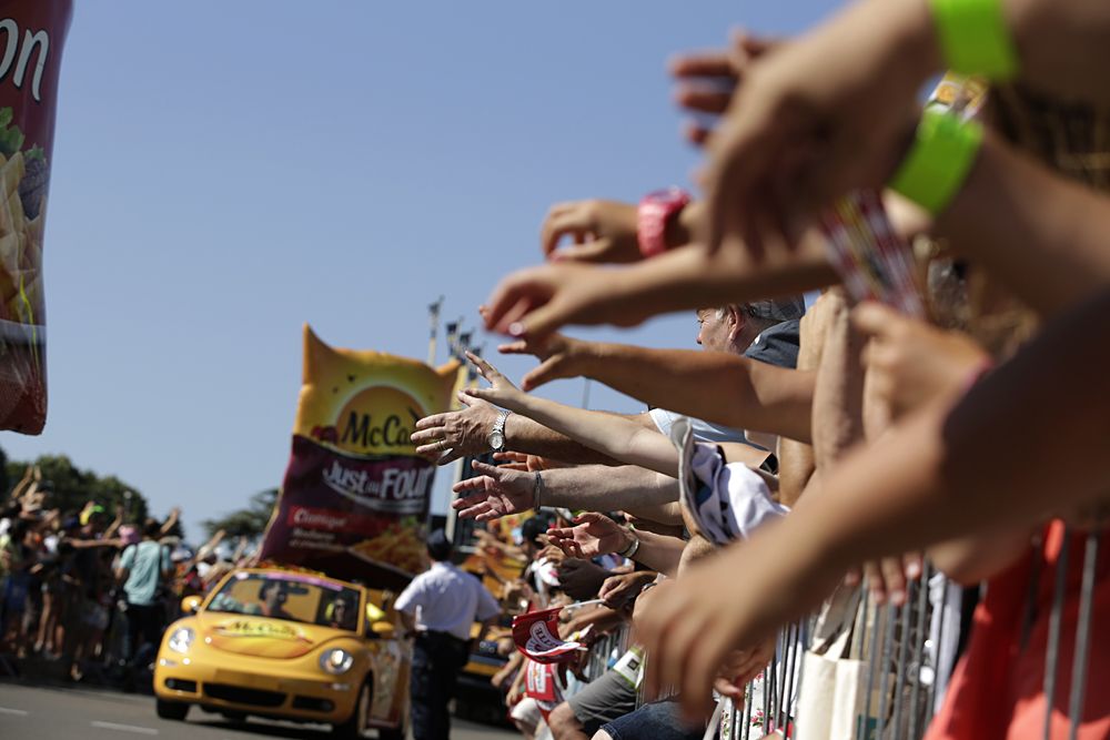 Fans line the roads on the way to Gap